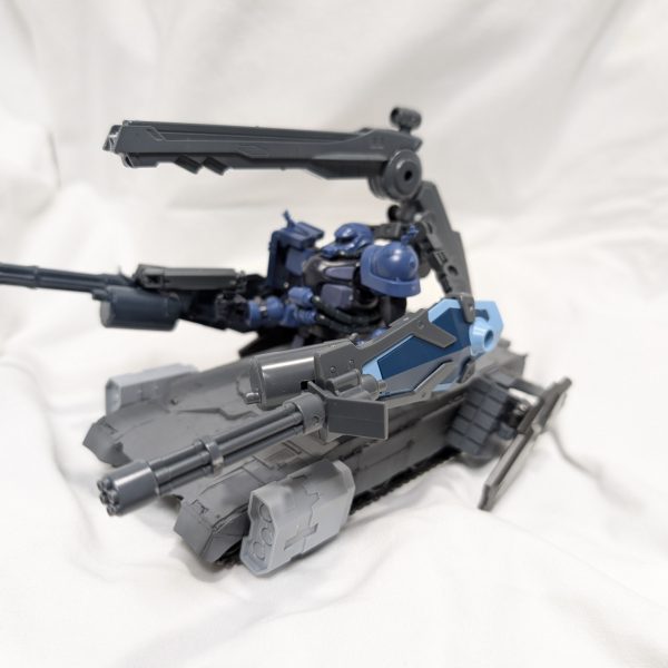 製作途中のザクタンク（ジークアクス）です。軍警ザクをベースに以前に作成したジェスタタンクの戦車部分と互換性がある事がわかり製作を始めました。  （2枚目）