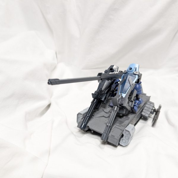 製作途中のザクタンク（ジークアクス）です。軍警ザクをベースに以前に作成したジェスタタンクの戦車部分と互換性がある事がわかり製作を始めました。  （4枚目）