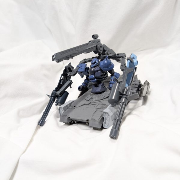 製作途中のザクタンク（ジークアクス）です。軍警ザクをベースに以前に作成したジェスタタンクの戦車部分と互換性がある事がわかり製作を始めました。  （5枚目）