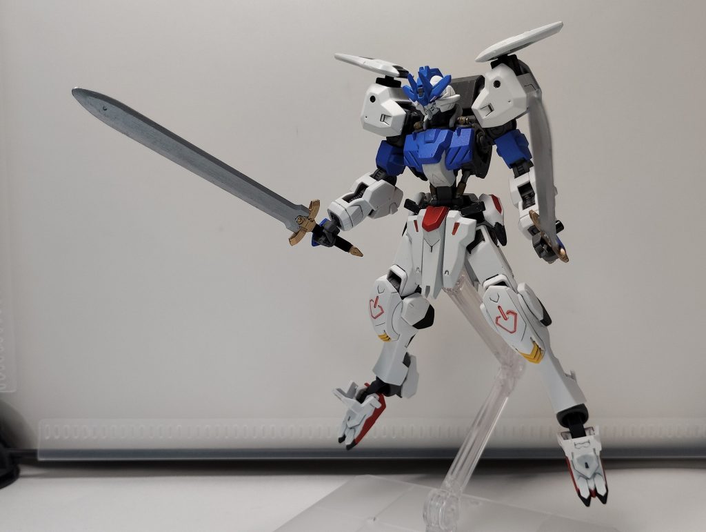 両肩のスラスターを展開、高い機動力を出します