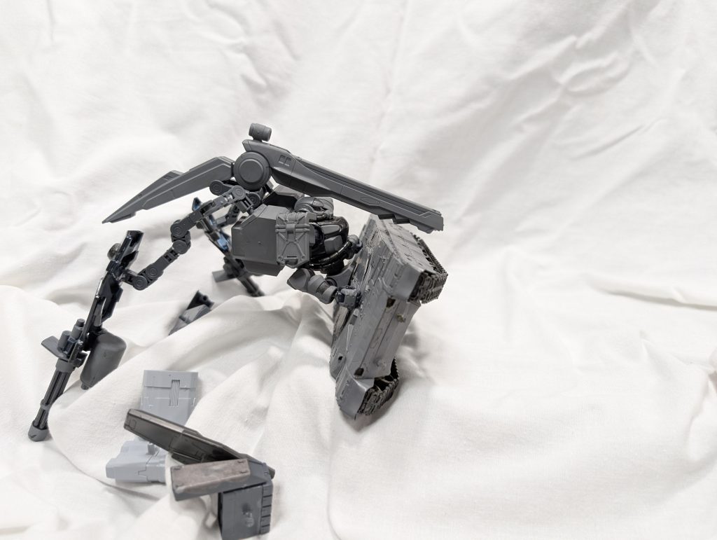 戦車部分の装備を全て外して、ヒルドルブの片輪車状態を再現してみました。