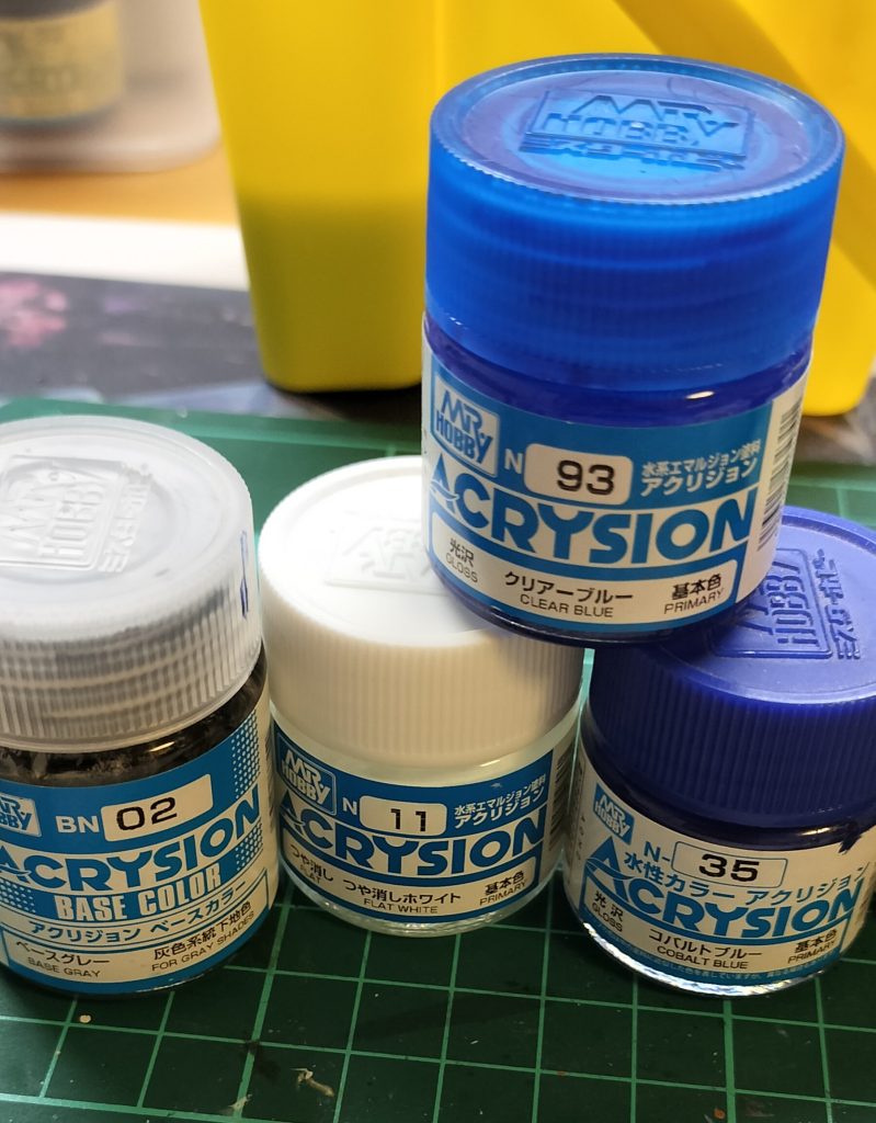 下地には、アクリジョンベースカラーのベースグレーとコバルトブルーを混ぜたものを使用(クリアブルーが写り込んでいますが、使いませんでした)