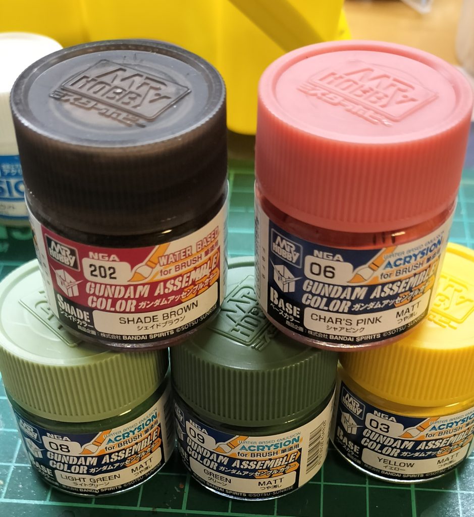外装はアッセンブルカラーでドライブラシ。グリーン、ライトグリーンで色味を整えて、イエローでハイライトを入れました。あんまり上手くはいってない。モノアイは上のホワイトとシャアピンクを使って塗り、腕等のブルーはコバルトブルーをうすく塗りました。
