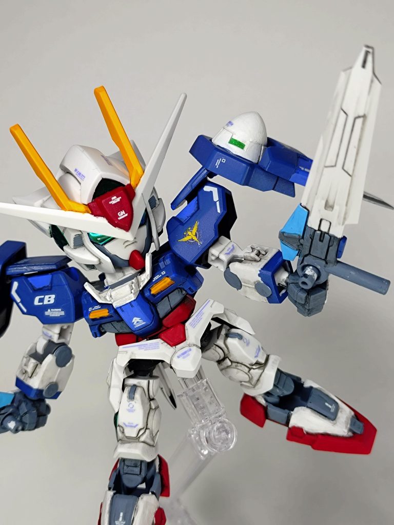 GNソードⅡSDオリジナルギミック用のダボ穴は切り取りました。クリスタルセンサーはクリア系ではなく、スカイブルーで塗装。