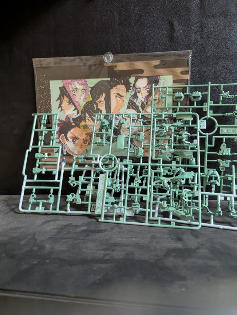 GQのガンプラのパーツは細いので塗装はランナーに直接塗る方法を試しました。