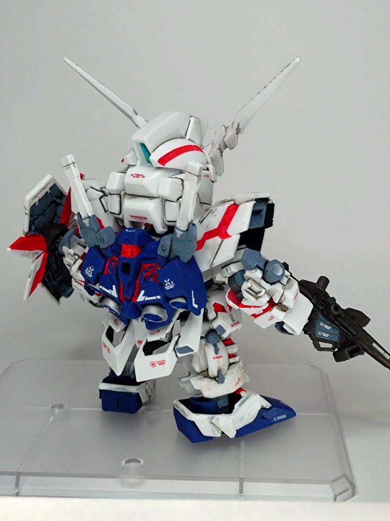 白…オフホワイト黒…ジャーマングレー青…ティターンズブルー灰…ネイビーグレー金…スーパーリッチゴールド武装類は焼鉄色、サイコフレームはメタリックレッド&蛍光ピンクで塗装。センサー類は付属シールの上からラピテープ&UVレジンコーティングでギラギラにしてます。