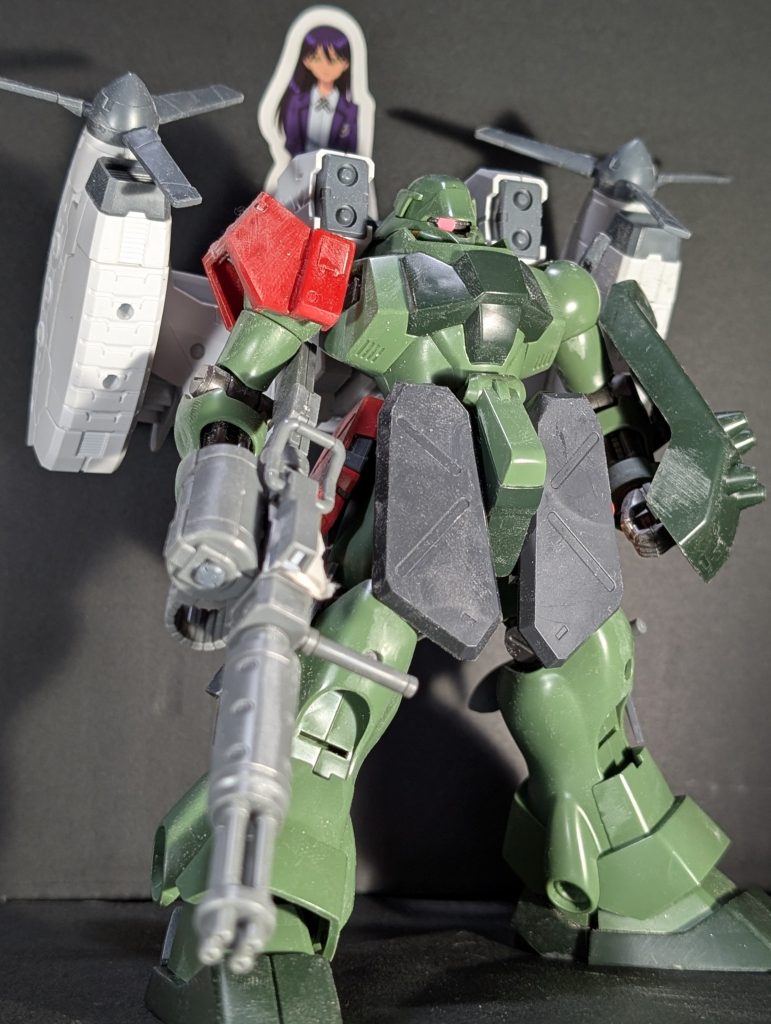 ギラ・ドーガをベースに、RGサザビー、30MM、デミトレーナーのオプションなどのパーツを使っています。メインの黒はブラックにコバルトブルーとグレーを混ぜたもの。メタリックはGXメタルブラックとスターブライトアイアンを7:3で混ぜたもの。