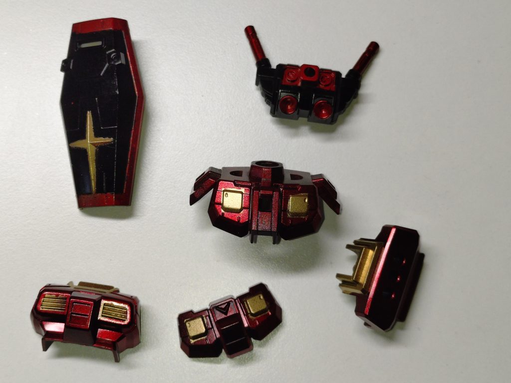 マスキングが甘く、ジーっとみると滲みや塗りムラがありますが、それなりに塗り分けは出来た様に思います。これだけ見ると、アイ○ンマンみたいな配色…。