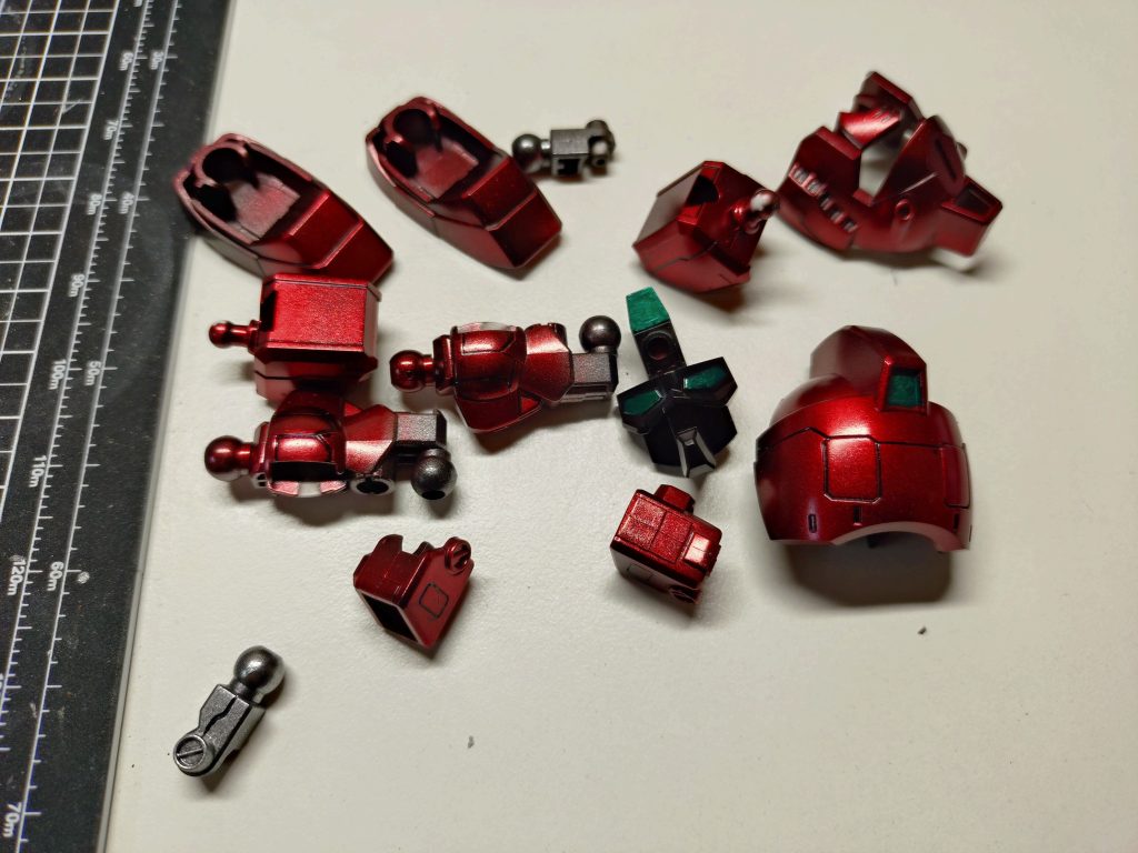 サザビーやシナンジュの様な重い赤をイメージしていたので、艶黒下地にシルバーを吹き、クリアレッドを重ねました。