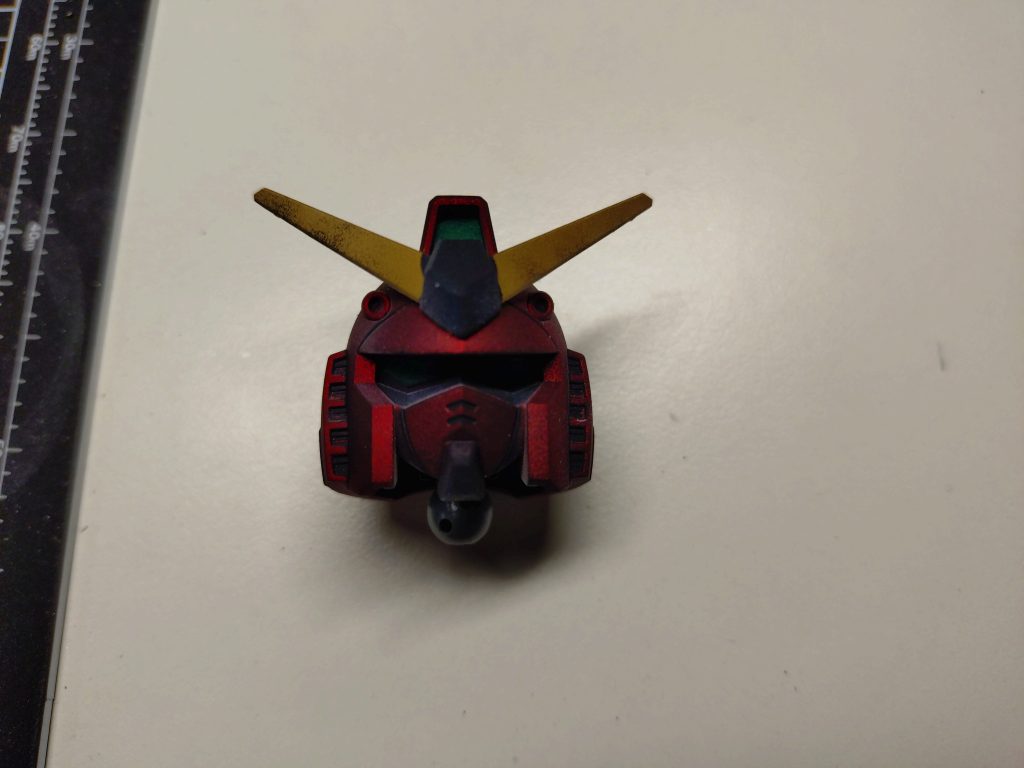 最後のコーティングはつや消しにしてみようと試みるものの、大誤算。吹き付け過ぎたのか、かなり黒みが強くなってしまいました…。写真はそうでも無いように見えますけどね。クリアレッドも、もう少し希釈薄くするか、重ねる回数を減らしてみよう。下地をゴールドにするのもアリみたいですね。