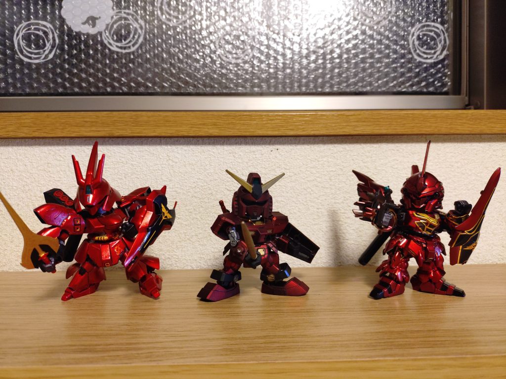 歴代の赤い機体。ガンダムマーカー直塗りだったサザビーから、クリアレッド吹きすぎガンダムを経てシナンジュへ。段々と良い感じになってくれました。