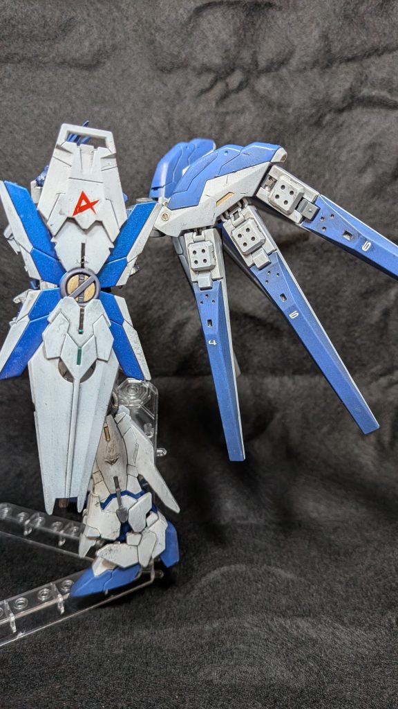 ユニコーンガンダムはカッコいいんですがちょっと作りが古いですね。ポロリや割れが多いと感じました。いつかリメイクするのかな？(gundam-kao1)