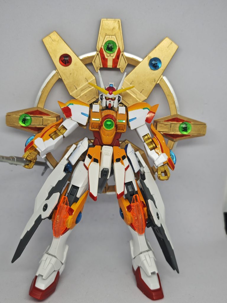 頭部はラーガンダムでユニットアンテナを黄色にしました。スーリヤは金髪で第三の目があるらしいです。ボディはWゼロで腕はリブランスヘブンを使用し腰部はフェニーチェリナーシタです。脚部はゼロ炎でサイドアーマーは昔作ったガンプラのものを使用しています。バックパックはネプテイトウェポンで転輪を作りました。