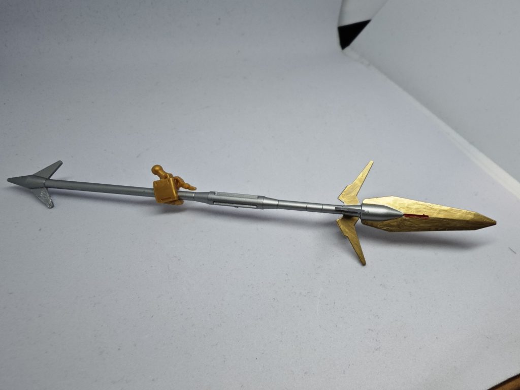メインウェポンの槍です。本来スーリヤは武器を持たないのですがそこは兄弟であるインドラと競い合うこともあるということで持たせました。モチーフは本来持っている蓮の花です。