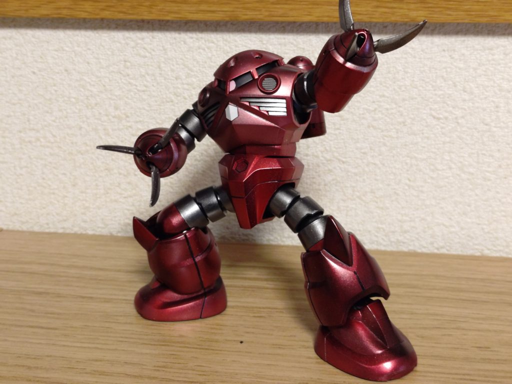 艶黒下地を基本に、腕、脚部分はスターブライトアイアン、外装甲はシャインシルバー+クリアレッドです。レッドを重ねる回数を変えて、上半身と下半身の色味を変えてみました。光沢トップ2回重ねた後に、つや消しを吹いてます。