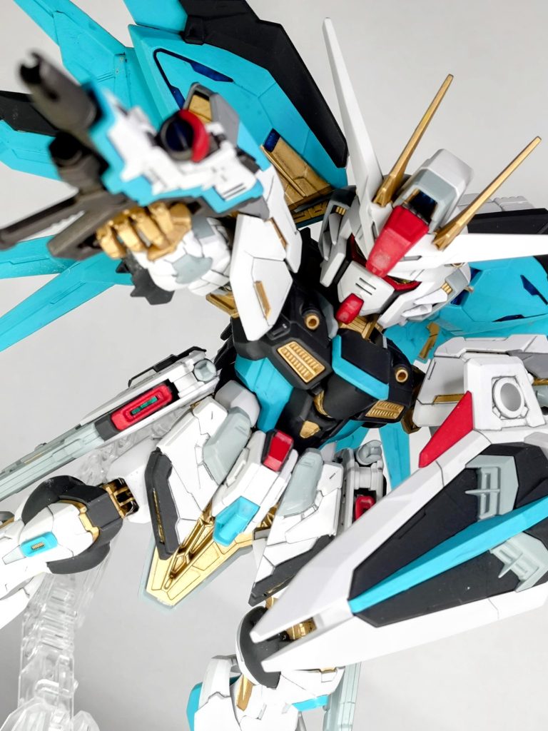 やはりパーソナルカラーなだけあってこの色塗るだけでミク感が増しますね!シールドはストフリにはないのでそれっぽく塗り分けました。その他形状の大きく違うところは自分解釈でアレンジしてます。