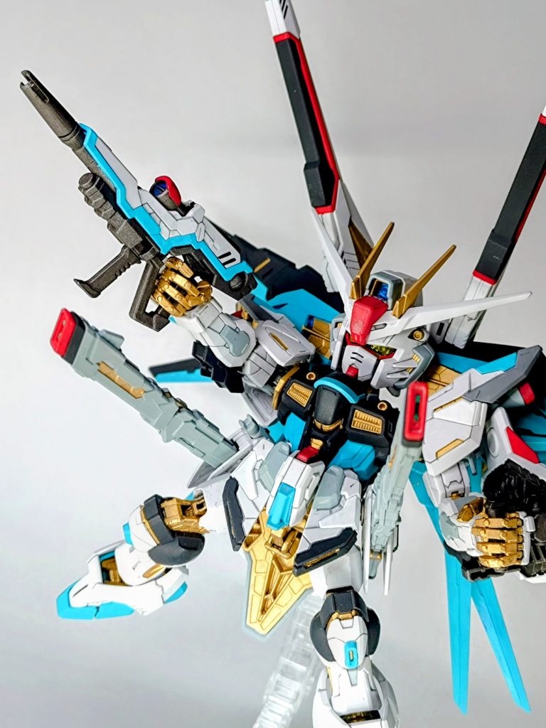 お決まりのハイマットフルバーストです。塗装時のマスキング忘れで関節がギシギシになってしまったため大胆なポージングができず…