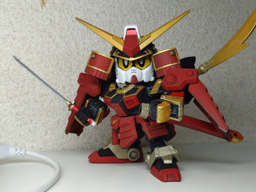 完成!下地に艶黒を吹き、赤い部分はキャラクターレッド。金部分はスーパーゴールド。仕上げは、つや消しトップで。