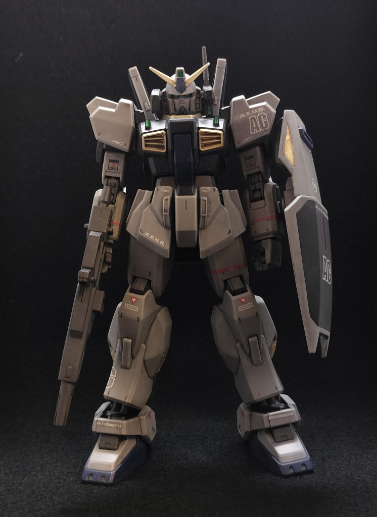 黒背景 正面金色はガンダムマーカーのホワイトゴールド、全体をウェザリングカラーのグレーでウォッシングしました。
