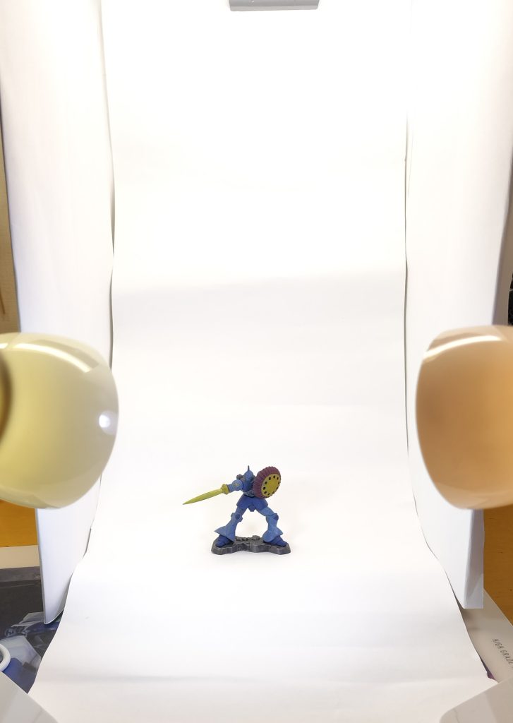 ダンボールと模造紙で撮影ベースを自作、照明として100均のライトを2つ使いました。