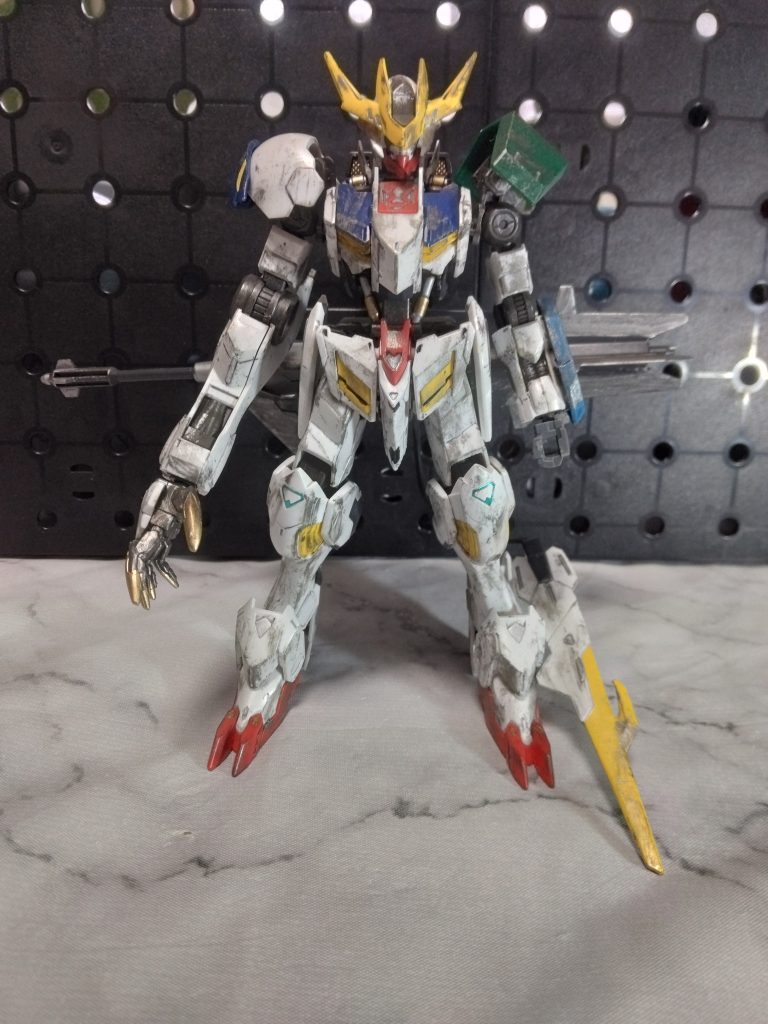 本来はバックパックにマンロディの足ブースターが付いて完成形なんですが、うーん…と悩んで付けていません。フレームのシリンダーやネイルを塗装すると意外とそこまでいじってなくてもかっこ良く見える😓左右非対称の腕ですが、バルバトス第1形態のガントレット付きの腕を装備。長さが違う腕が急場しのぎ感があって個人的に刺さる。