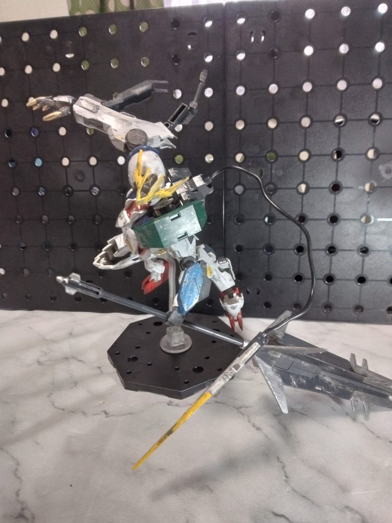 素立ちだと変だけど、ポーズをつければ意外とかっこ良いのでは?やっぱりメイスがデカすぎる。