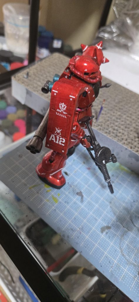 RGシャーザクの水転写デカールを貼ってます。今だとこんなにデカール貼らないと思います(目が悲鳴をあげます)