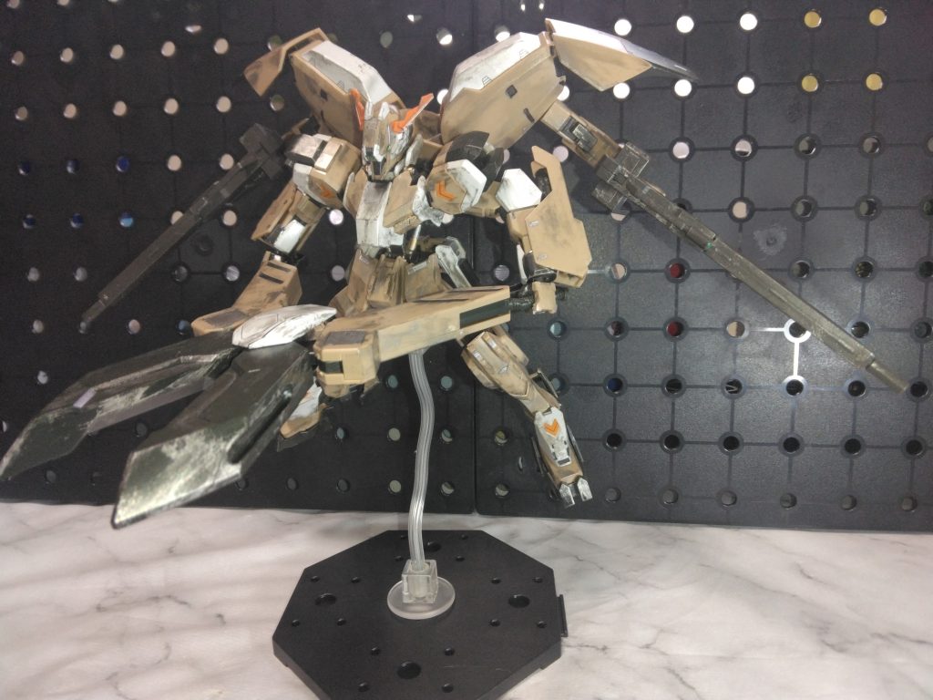 隠し腕用に開き手が二つあったらもっとポーズ決まりそうなのに、ないのでライフル2丁持ち。