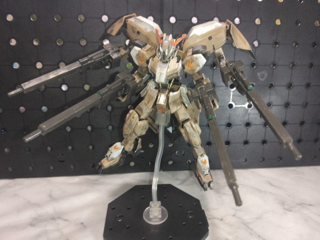 ライフル4丁持ち。これがかっこ良くて好きすぎる。スコープを塗って少しウェザリングしただけですが、違いますね。