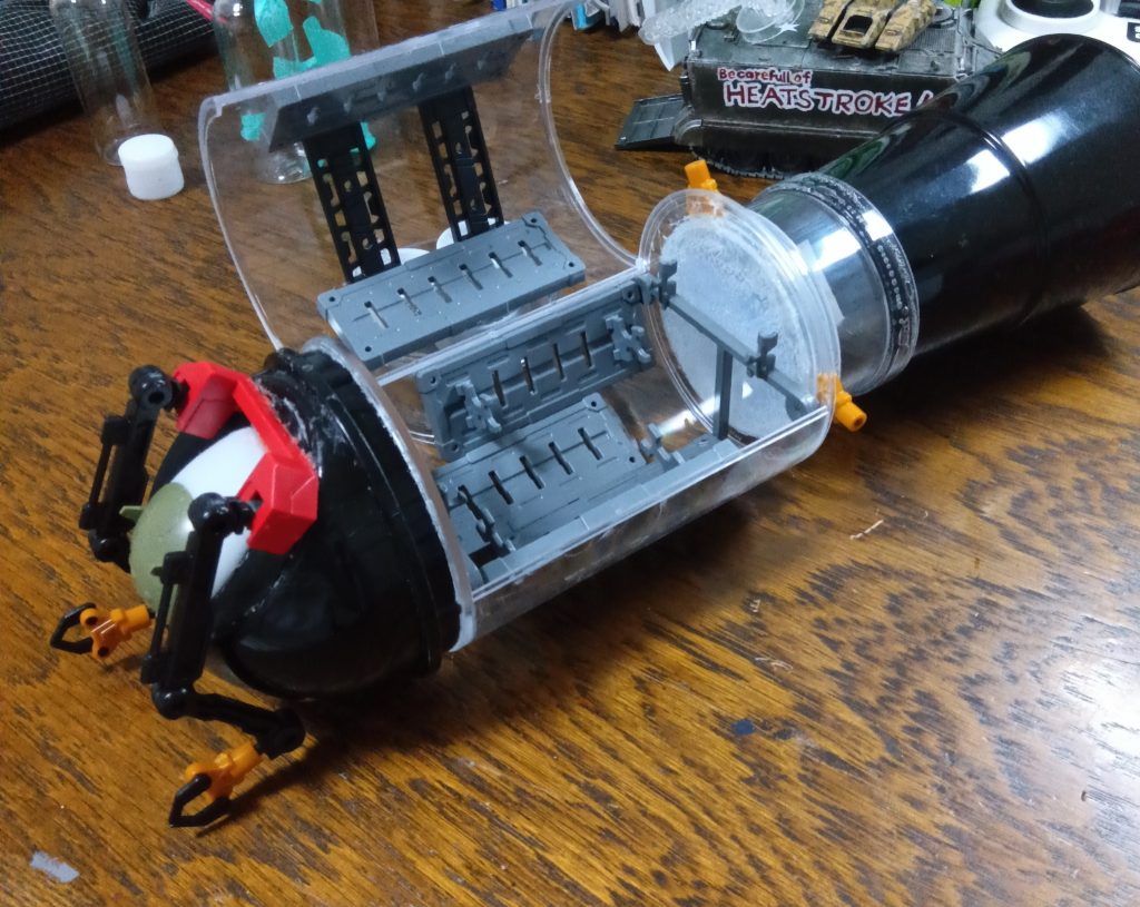 補給艇の制作途中。黒い部分はゴミ箱です。