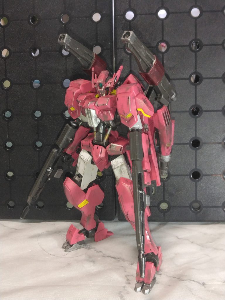 発掘された時の厄災戦カラーは白でしたが流星号という事で、新しくシノカラーにリペイント。グレイスからピンク系ですが、見慣れるものですね😅放送当時はシノの機体は買う気がなかったですが、ガンダムフレームに乗るとなれば話は別という事でフラウロス活躍時に購入しましたね。いや～…まさかここまでいい活躍するとは、見た目で判断出来ませんね😅