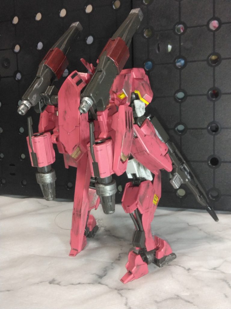 部分塗装とウェザリングしてますが、本体付属のロングバレルのレールガンではなく、オプションパーツのショートバレルにしています。こっちの方が飾りやすくて。