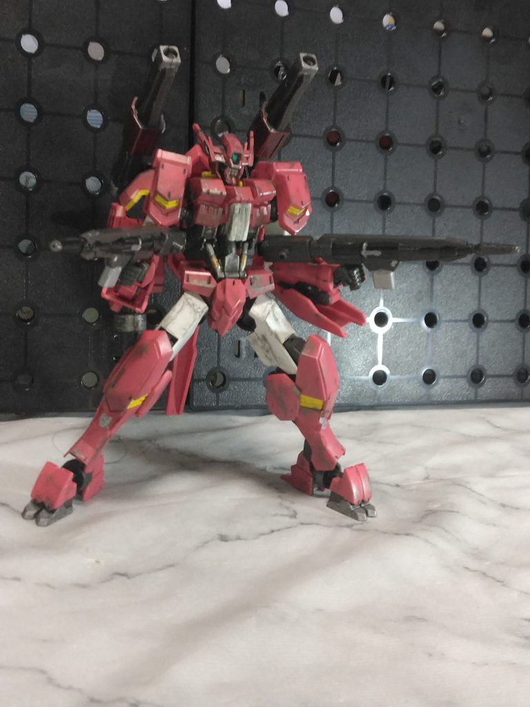 砲撃戦や長距離射撃特化の機体ではありますが意外と前線に出て戦ってたイメージ。武器はそのままの色にするか悩みましたが、塗ってみるかと色味を変更。適当にポージング。