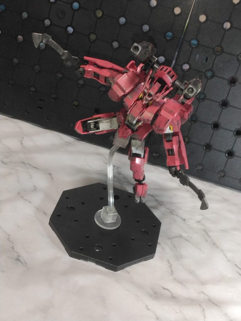 アサルトナイフを使ってたから前線に出てるイメージが強いのか？鉄血武器は形が特徴的で、他の作品のプラモでは作ることなさそうな武器がいっぱいですね。