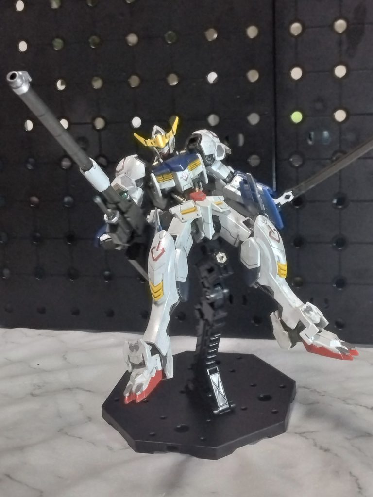 滑空砲の銃口やスコープなど少し塗装しています。グシオンリベイクも滑空砲を使っていましたが、やっぱりバルバトスの武器のイメージ。