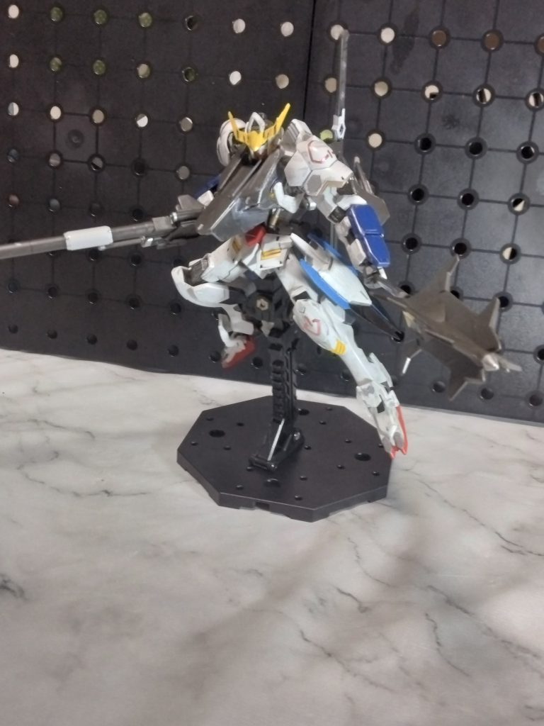 部分塗装はいつものシリンダーや武装にしていますが、太刀はクタンを買っていないので第1形態の太刀をそれっぽく塗装しています。装甲やモールド部分を少し好みに塗装しました。