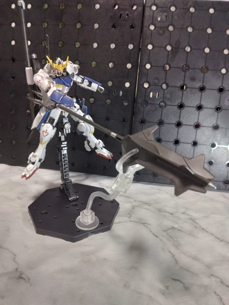 「ちっ!…ガリガリが!」鉄血はフラグが立ったら即脱落の確率が少し高めなので、やったか?と思いましたがガエリオにはまだ活躍があるので、まだ退場出来ない。この装甲パージが宇宙世紀感があって良いですよね。リアクティブアーマーとかって、どの時代でも言うんだな~と当時へぇ~となっていました😅