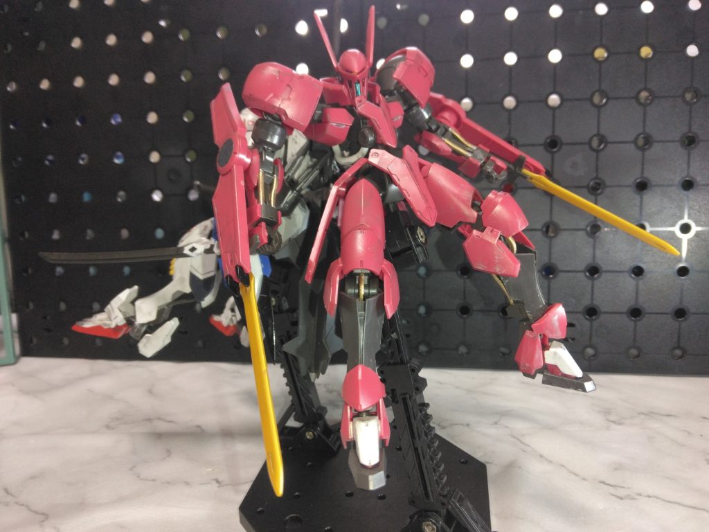 2期では換装されてるし、個人的にこの時のマクギリスとグリムゲルデが1番かっこよさのピークだと思う。