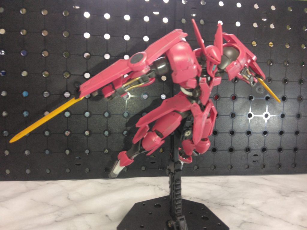 バエルソードがシールドから出て攻撃出来るなら、握り手が欲しかった😅というかバエルソードとは別物なのか？説明書がもうないから確認できないけど、取り付け穴のないバエルソードにしか見えないけど…この頃から伏線だったのかな？