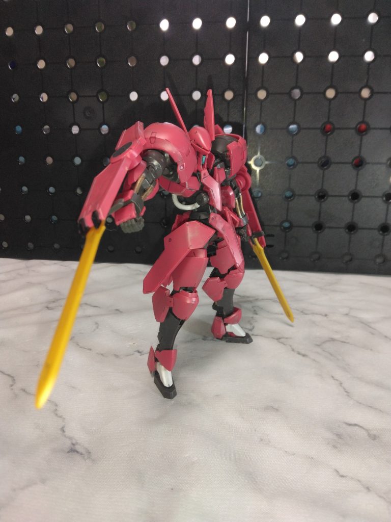 いやぁ…物語の都合とはいえ、最後にキマリスを復元難しいくらいダメージ与えて、ガエリオの生死を確認したら最後は違っただろうに。マクギリスは舐めプ癖があるせいで、自分の首を絞めてる印象😅なぜバエルソードを１本手放して１本だけで戦ったんだ。と言ってはいますが、ガエリオやマクギリス、キマリスが嫌いなわけでは決してありません😊都合良く謎を残したまま退場させられるのがあまり好きではないだけです😅