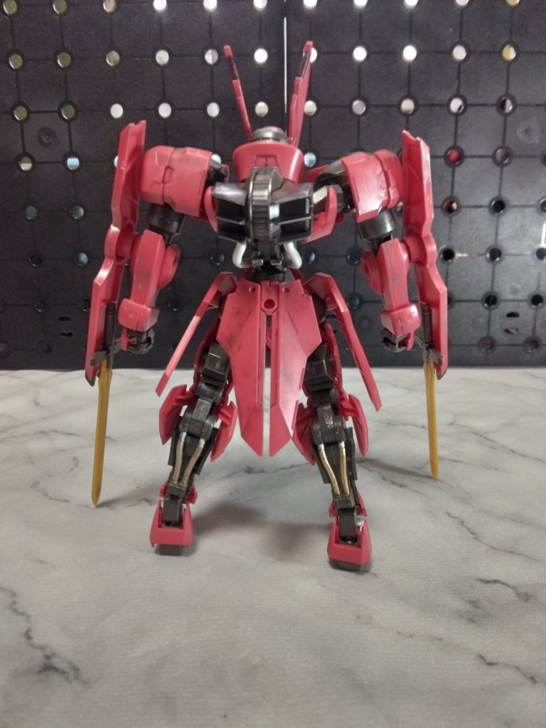 グレイス系と同じようなカメラアイを持っていますが強化形態のようなフレームでパイプやスラスターなど所々チラ見えしてかっこいい。