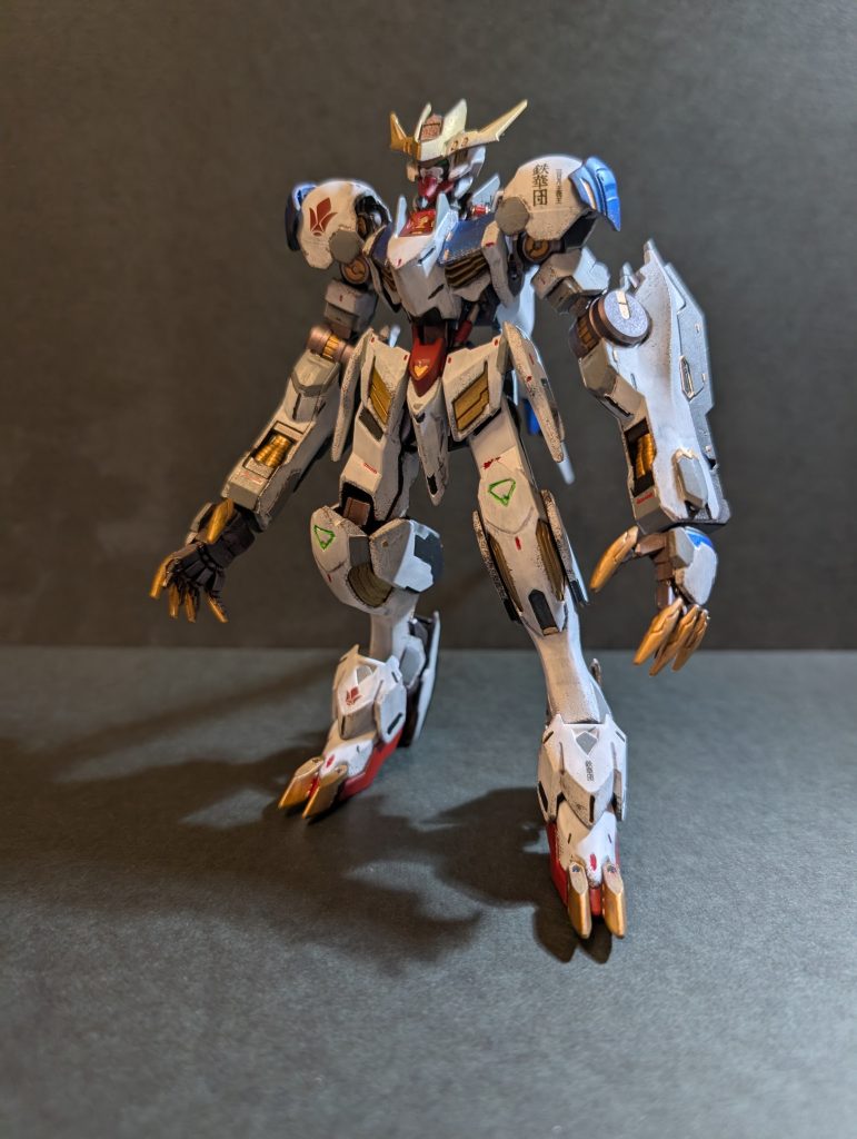 特徴的な下腕の長さとネイルが主役機らしからぬ姿。だけど、そこがかっこいい!格納されてるサブアームも塗り分けてますが、日の目を見ることはないでしょう😅