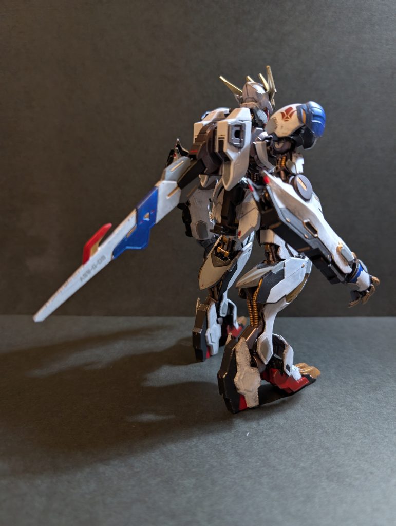 テイルブレードは設定色のままだと味気なさを感じたので、νガンダムのフィンファンネル風な配色にしてみました。