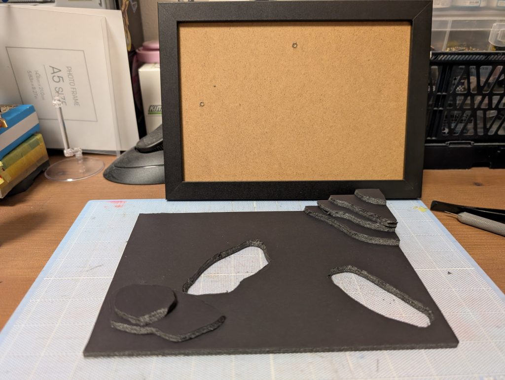 フォトフレームの大きさにカラーボードをカット。それから地面の起伏をザックリと配置。