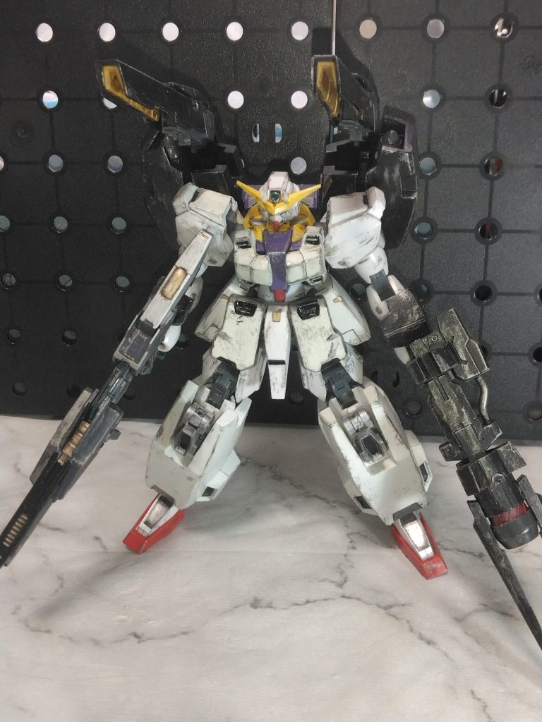 ただ立っているだけに見えますが、背中と足で撃っています。心の目で見てください😅ヴィートゥルーのライフルをそのまま使っていますが、意外と似合うのでは？左手のバズーカはラファエル系繋がりでガデッサからバズーカを分解、セラフィムのライフルパーツ、ライトニングのライフルパーツをバラして合体。なんか強そうなバズーカの完成。