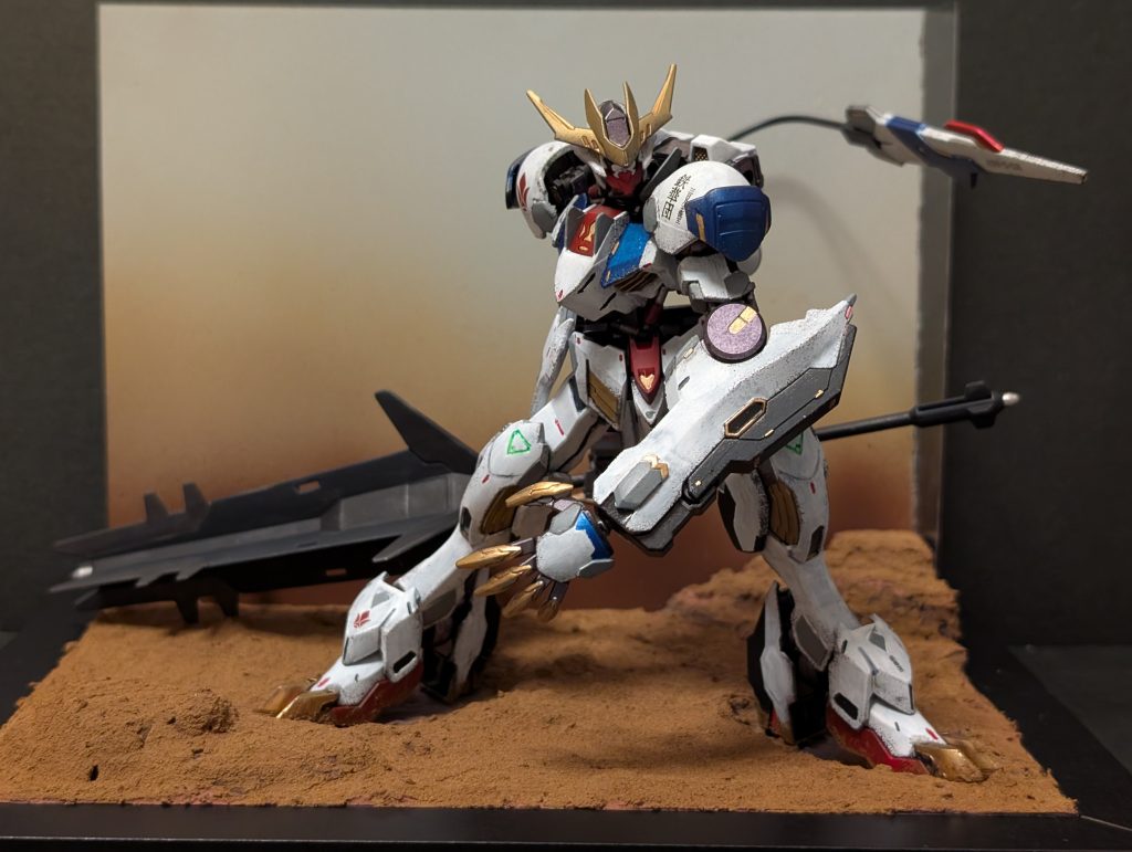 最終決戦直前ということで、本体もメイスも汚しは控えめにしてます。台座に関しては後ほど紹介させていただきます。背景はフォトフレームに付属してた透明アクリル板に缶スプレー5色でグラデーション塗装して砂塵を表現してみました。