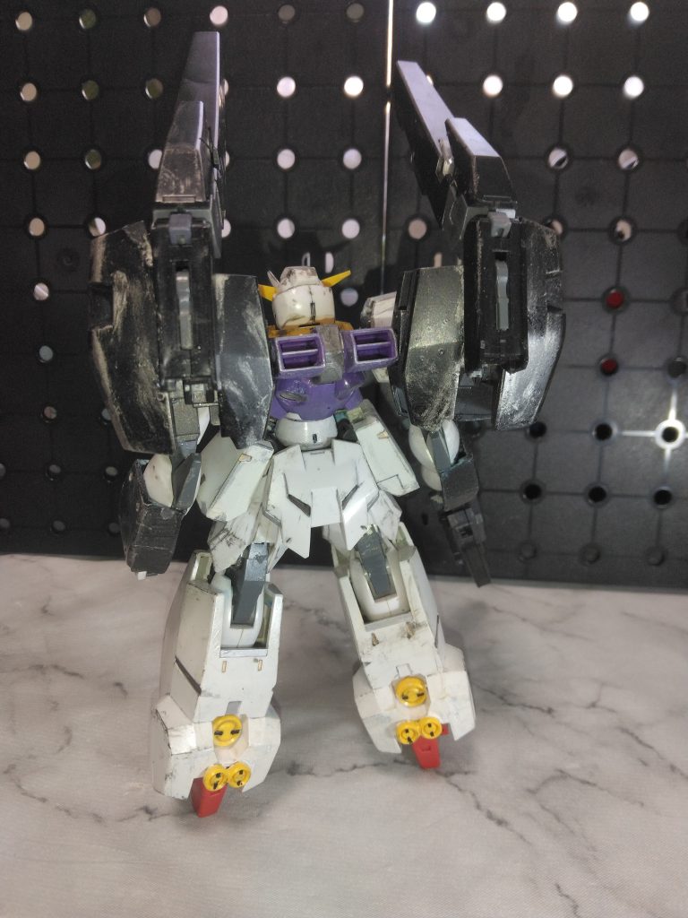 バックパックはもうオリジナルです😓セラヴィーⅡのアームを分解してGNドライブ部分を使って、セラヴィーのGNバズーカⅡを装填。ドライブ直結なので、多分強いし太いビームです。