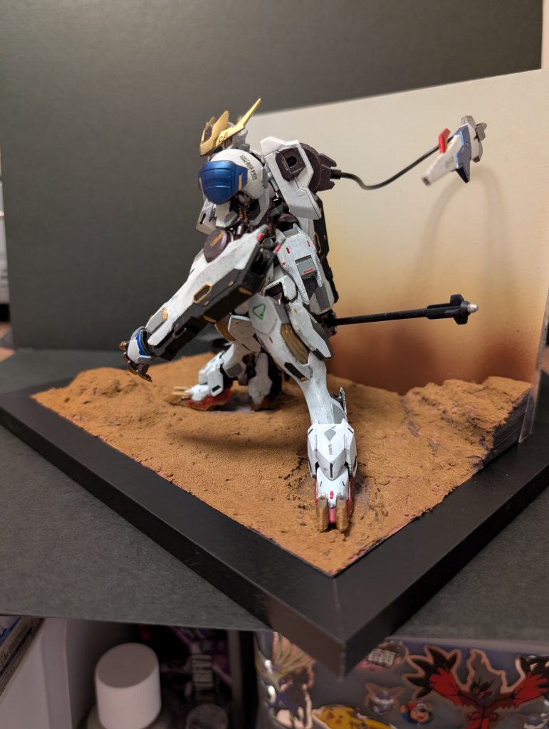 伝わりにくいこだわりポイントは、足元のめり込みです。えぐれた地面の色を表層より濃くしてます。