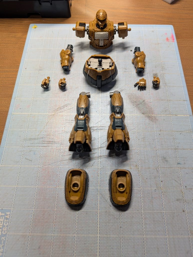 素組みにスミ入れした状態。このときは両肩の仕上げをどうするか悩んでる状態。