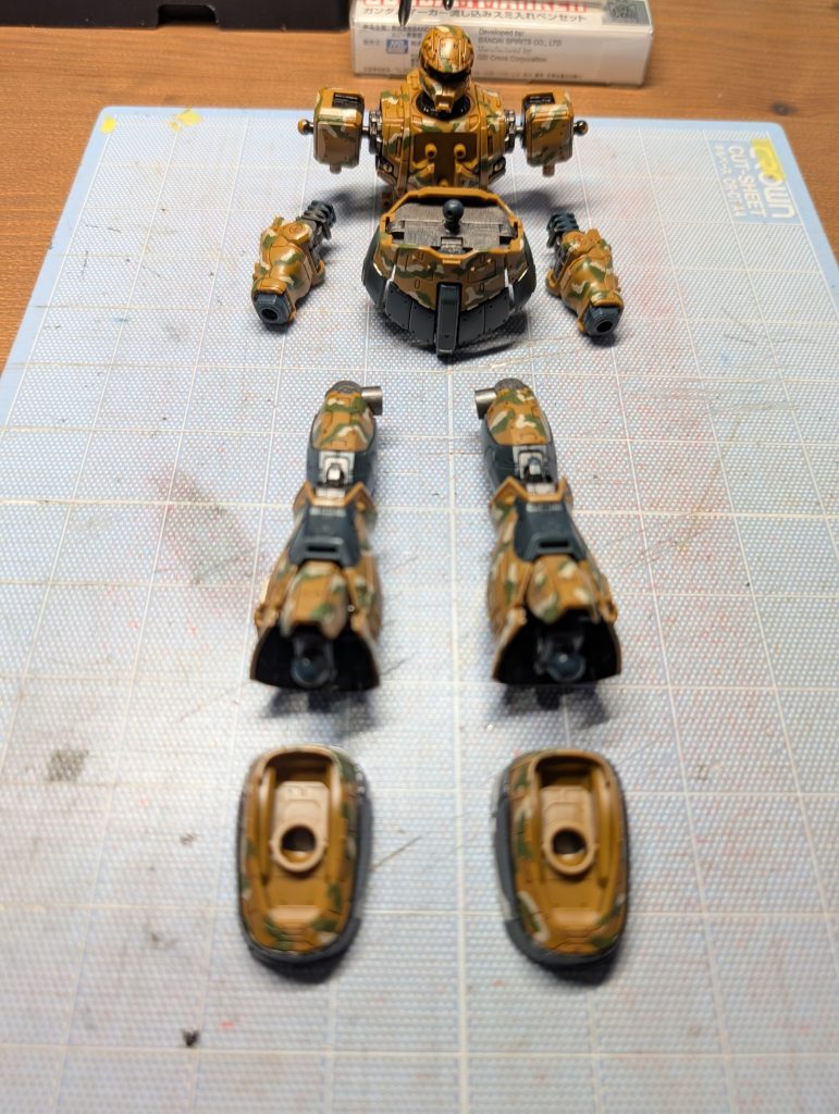 迷彩は黄土色で1色目の配置を考えてから2色目のフィールドグリーンを沿わすように塗って行きました。1色目だけの写真撮り忘れました😓